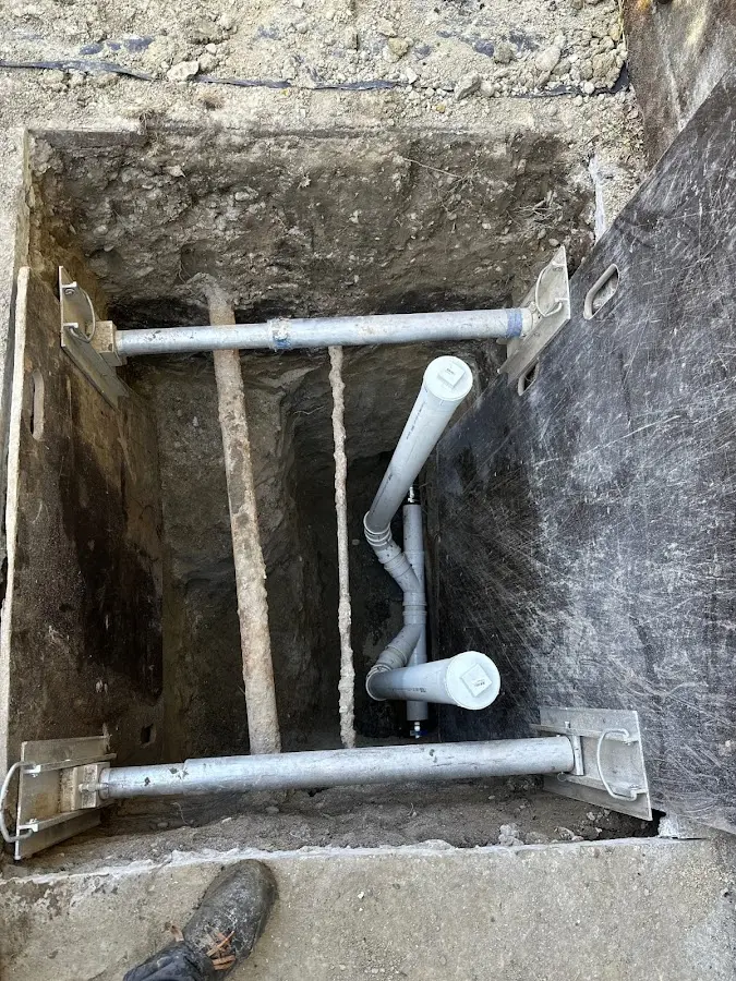 Experienced plumber completing Drain Cleaning work in Schroeppel